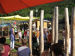 Kinder des Kindergartens singen das Spielplatzeröffnungslied