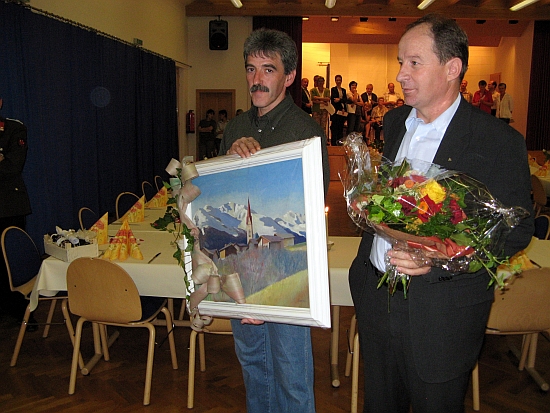 GV Ferdinand Beer u. GV Peter Kössler übereichen das Geschenk der Gemeinde