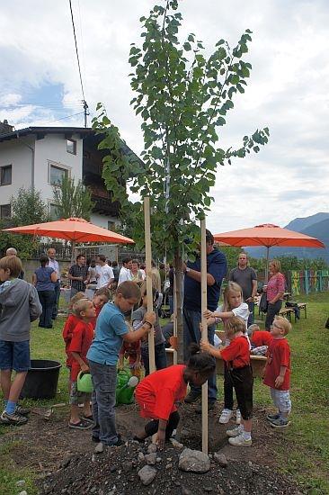 Kindergarten_Baumpflanzung02