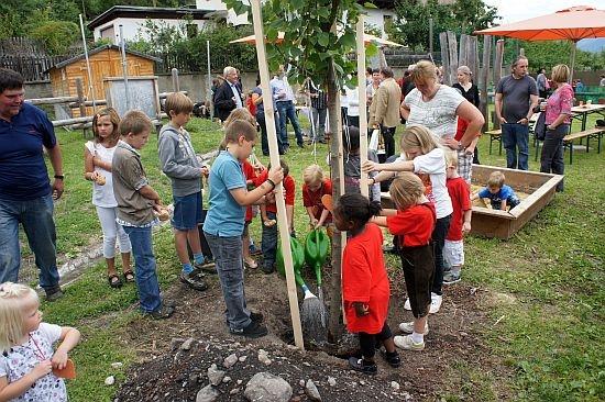 Kindergarten_Baumpflanzung03
