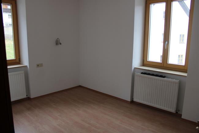 ein Zimmer mit Holzboden und weißem Heizkörper