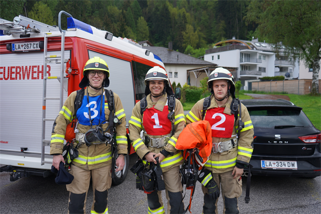 Eine Gruppe von Feuerwehrleuten vor einem Feuerwehrauto