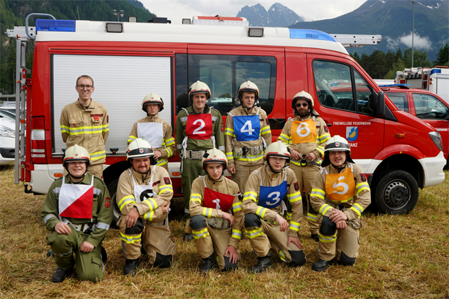 Eine Gruppe von Feuerwehrleuten, die für ein Foto posieren